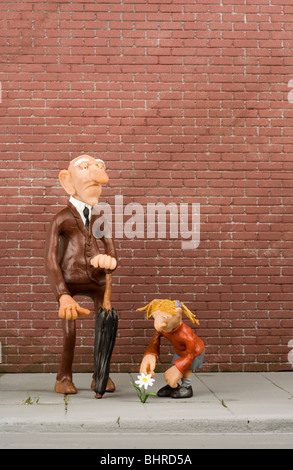 Un professeur de vieil homme regarde une jeune fille choisit une fleur. Tous les modèles sont conçus et réalisés par le photographe. Banque D'Images