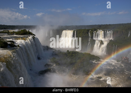 L'eau s'écoule plus d'Iguazu avec les touristes et la Parc National Iguaçu côté brésilien, l'État de Parana, Brésil, Amérique du Sud Banque D'Images