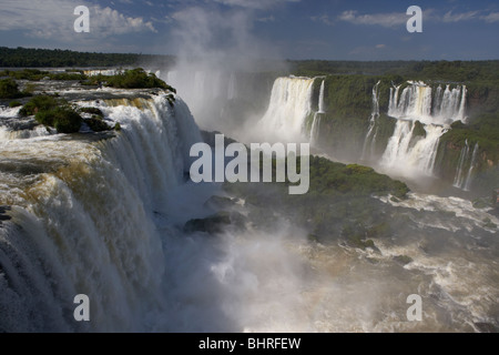 L'eau s'écoule plus de chutes d'Iguaçu du côté brésilien, le parc national de l'État de Parana, Brésil, Amérique du Sud Banque D'Images