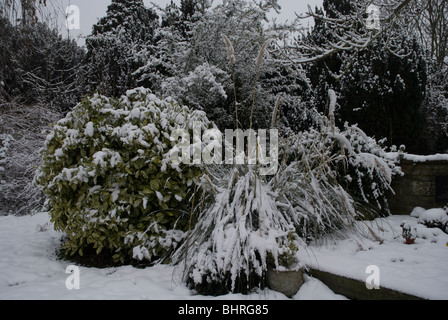 St Leonards Church souvenir jardin couvert de neige, Heston West London, UK Banque D'Images