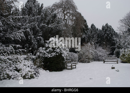 St Leonards Church souvenir jardin couvert de neige, Heston West London, UK Banque D'Images