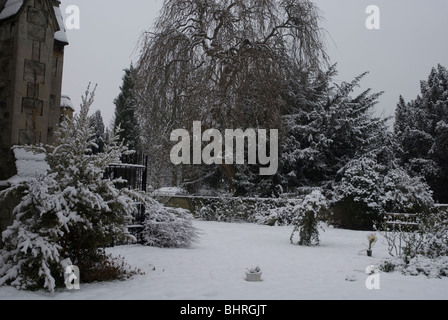 St Leonards Church souvenir jardin couvert de neige, Heston West London, UK Banque D'Images