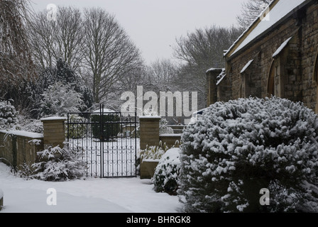 St Leonards Cimetière dans la neige, Heston West London, UK Banque D'Images