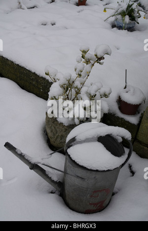 Arrosoir à St Leonards Church souvenir jardin couvert de neige, Heston West London, UK Banque D'Images