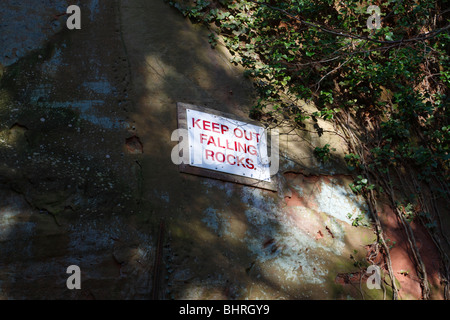 Un panneau d'avertissement sur les falaises de grès de haute roche, près de la ville de Bridgnorth dans le Shropshire, Angleterre Banque D'Images