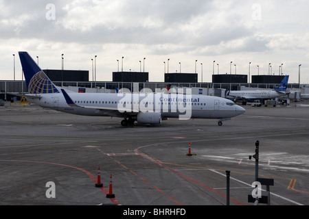 Continental Airlines avion de Boeing 737-824 N76265 en taxant la borne par une froide journée d'hiver à O'Hare International Airport Banque D'Images