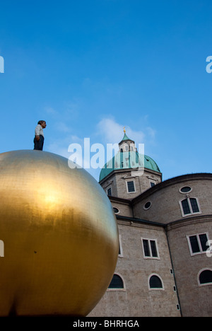 Une sculpture moderne par Stephan Balkenhol vu dans Kapitelplatz à Salzbourg. Banque D'Images