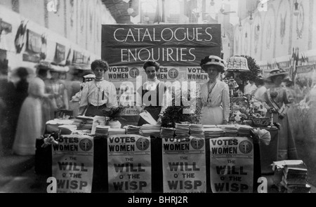 Le catalogue et les demandes de stand à l'exposition des femmes, mai 1909. Artiste : Inconnu Banque D'Images