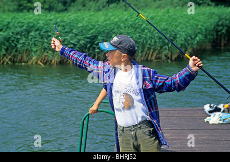 Les enfants pêche, Jez. Pologne, Mazurie, Jagodna Banque D'Images