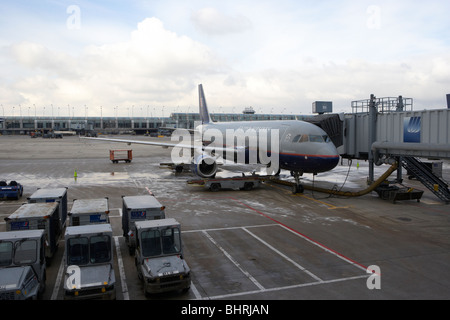 United Airlines airbus A320 N443UA sur le stand B5 dans un jour d'hiver froid à l'aéroport international O'hare chicago usa Banque D'Images