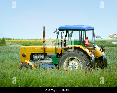 Tracteur agricole parqué dans le champ arable Banque D'Images
