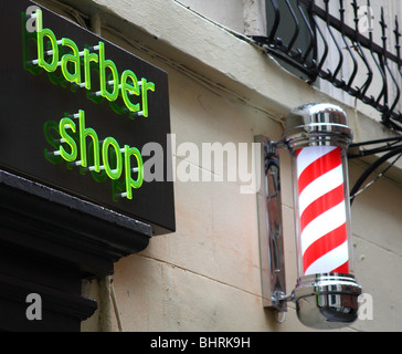 Un salon de coiffure pour signer dans une ville du Royaume-Uni. Banque D'Images