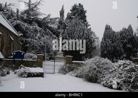 St Leonards Church souvenir jardin couvert de neige, Heston West London, UK Banque D'Images