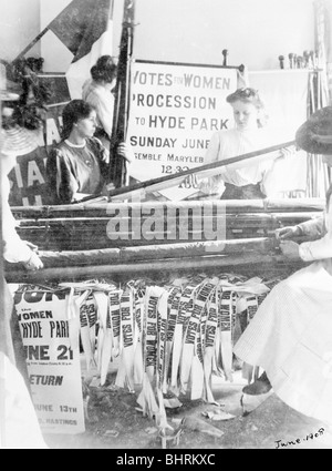 La préparation des bannières pour les dimanche, Londres, 21 juin 1908. Artiste : Inconnu Banque D'Images