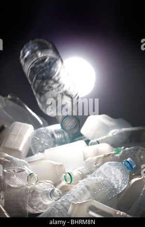 Un bac de recyclage de bouteilles en plastique plein Banque D'Images