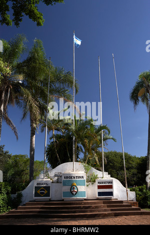 Des drapeaux et des marqueurs sur le côté argentin de la triple frontière los tres fronteras puerto iguazu argentine Banque D'Images