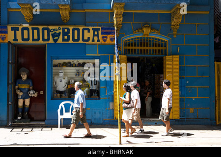 Les touristes passent devant une boutique de souvenirs peints dans les couleurs de Boca Juniors la boca Capital Federal Buenos Aires Argentine Banque D'Images