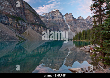 Lever de soleil au lac Moraine - Parc national de Banff - Alberta - Canada Banque D'Images