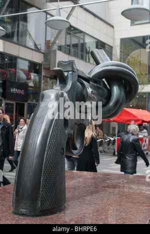 La célèbre sculpture d'armes à feu noués par carl frederik reuterswaerd Banque D'Images