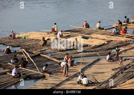 Le Myanmar, Birmanie, Mandalay, la rivière Ayeyarwady, radeaux de bambou, les gens, Banque D'Images