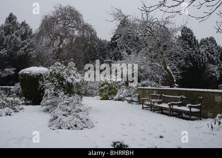 St Leonards Church souvenir jardin couvert de neige, Heston West London, UK Banque D'Images