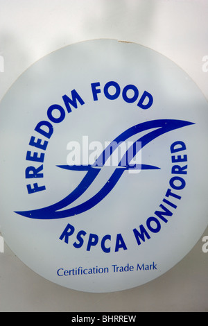 La RSPCA Freedom Food signe sur une ferme avicole de poules Banque D'Images