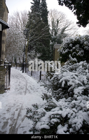 St Leonards Church souvenir jardin couvert de neige, Heston West London, UK Banque D'Images