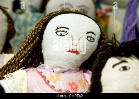 Groupe des poupées de chiffon faites par chaque femme Mixtèques analphabètes pour signifier l'indépendance obtenue via l'achèvement du programme d'alphabétisation de 2 ans Banque D'Images