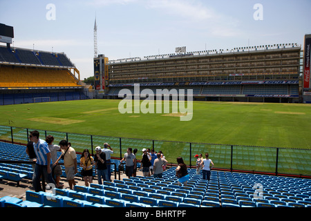 Les touristes en visite du stade de l'intérieur d'Alberto J. Armando la bombonera stadium accueil à l'Atletico de Boca Juniors Banque D'Images