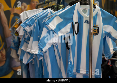 Ligne de numéro de réplique 10 Argentine football shirts dans un magasin à la boca capital federal buenos aires Banque D'Images