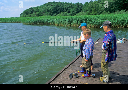 Les enfants pêche, Jez. Pologne, Mazurie, Jagodna Banque D'Images