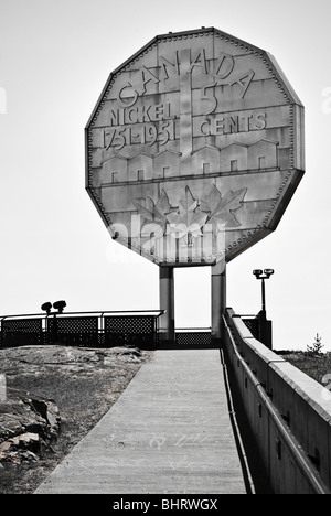 Le "Big Nickel' est un attrait touristique de Sudbury, Ontario, Canada. La ville est surtout connue pour ses mines de nickel. Banque D'Images