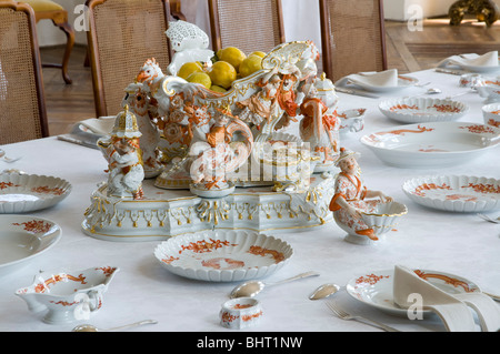 Château de Moritzburg, intérieur, salle à manger, ensemble de vaisselle en porcelaine de Meissen de Dragon Rouge, Dresden, Allemagne Banque D'Images