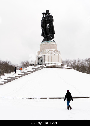 Monument commémoratif de guerre soviétique en parc de Treptow Berlin dans la neige en hiver 2010 Banque D'Images