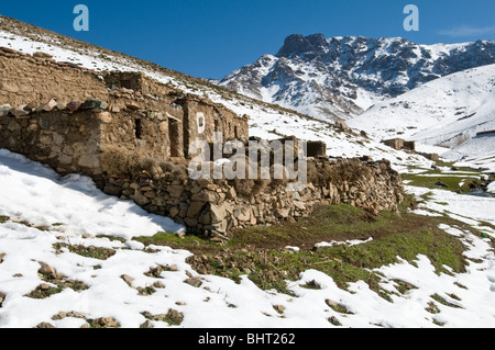 Bâtiments berbère déserte dans les montagnes du Haut Atlas marocain, près de la station de ski d'Oukaimeden Banque D'Images