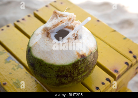 Ensemble Coconut drink sur table jaune at beach Banque D'Images