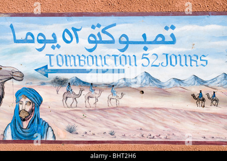 Peintes à Zagora, Maroc montrant la façon de Tombouctou et le temps pris pour l'atteindre en chameau. Banque D'Images