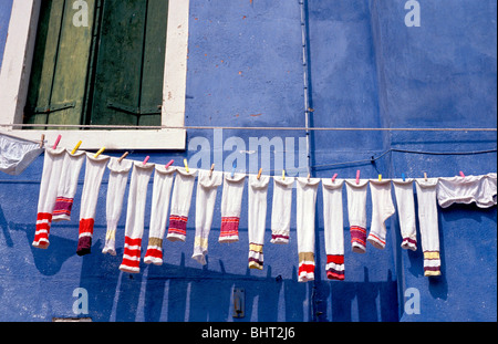 Suspendre des chaussettes à sécher sur l'étendoir dans une rue de Venise Banque D'Images