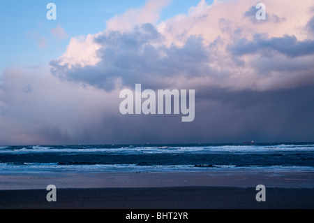 Ciel dramatique comme approahes tempête plage Redcar Banque D'Images