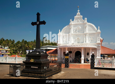 L'Inde, le Kerala, Kothamangalam, Église chrétienne syrienne Mar Thoma croix ancienne Banque D'Images