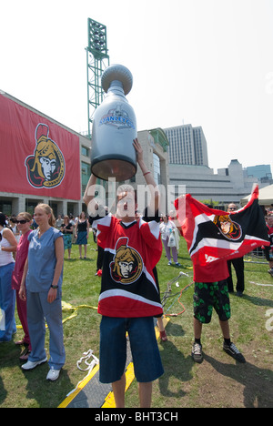 Une Coupe Stanley est tenu par une grande fan des Sénateurs d'Ottawa lors d'un rassemblement pour la finale de la Coupe Stanley 24 mai 2007 équipe liés. Banque D'Images