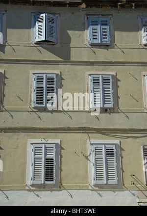 Des fenêtres à volets, à Split, Croatie Banque D'Images