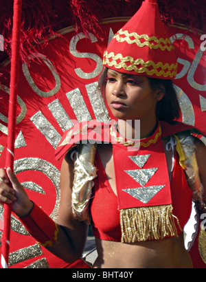 Fêtards UK défilant à Notting Hill Carnival LE PLUS GRAND EN EUROPE ANGLETERRE LONDRES Banque D'Images