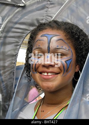 Fêtards UK défilant à Notting Hill Carnival LE PLUS GRAND EN EUROPE ANGLETERRE LONDRES Banque D'Images