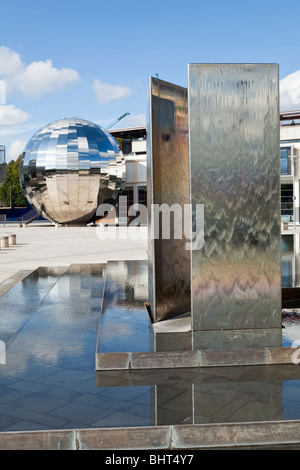 Le planétarium et les sculptures d'eau à Millennium Square, Bristol UK Banque D'Images