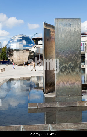 Le Planétarium et sculptures de l'eau dans la place du millénaire, Bristol Banque D'Images