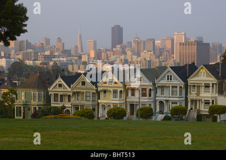 Le "Painted Ladies' maisons sur Alamo Square, San Francisco, avec skyline Banque D'Images