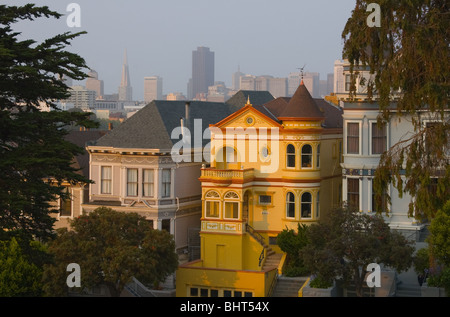 Maison sur Steiner Street dans le quartier d'Alamo Square, San Francisco, California USA Banque D'Images