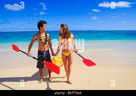 Jeune couple avec un kayak à Hawaï Banque D'Images