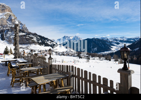 Hôtel terrce avec vue sur le resort de Colfosco Corvara avec au loin, la station de ski de Sella Ronda, Dolomites, Italie Banque D'Images